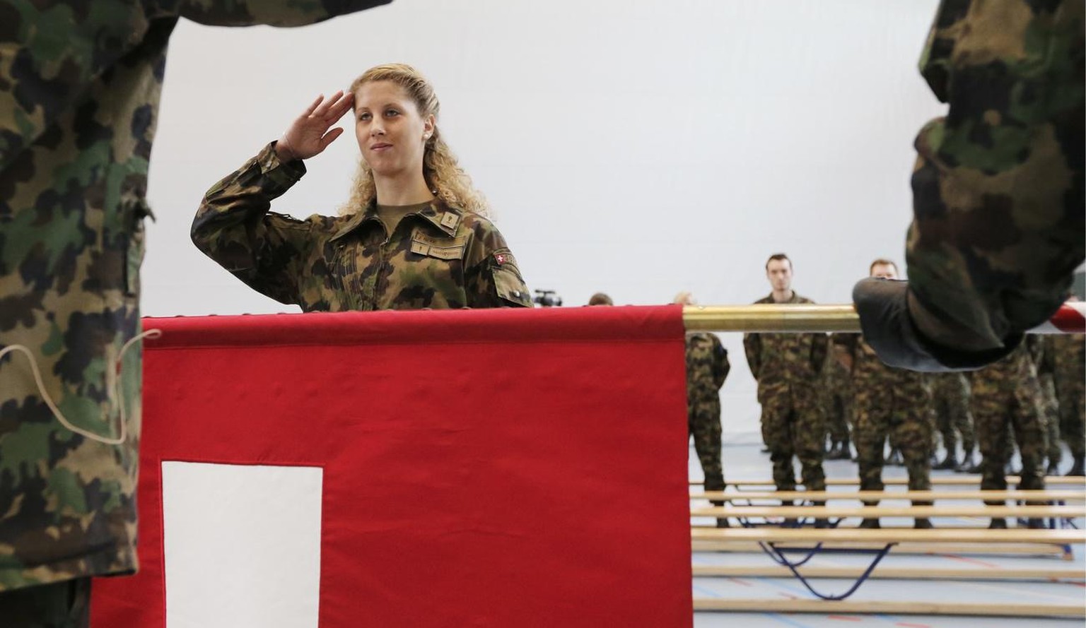 Jolanda Neff salutiert im Tarnanzug vor ihrem Vorgesetzten.