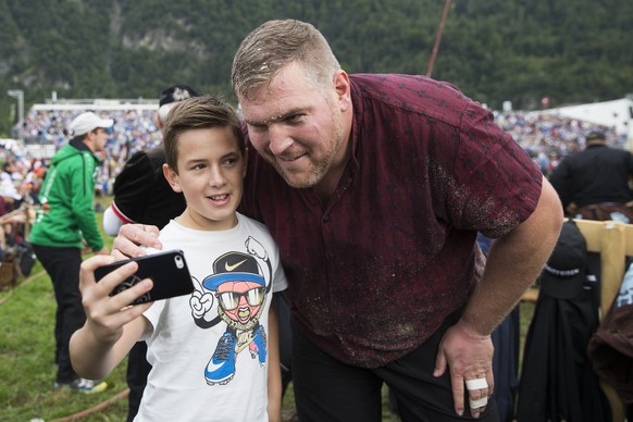 Christian Stucki posiert fuer ein Foto mit einem jungen Fan, nach seinem Sieg im ersten Gang gegen Daniel Boesch, beim Unspunnen-Schwinget 2017 am Sonntag, 27. August 2017 in Interlaken. (KEYSTONE/Pet ...