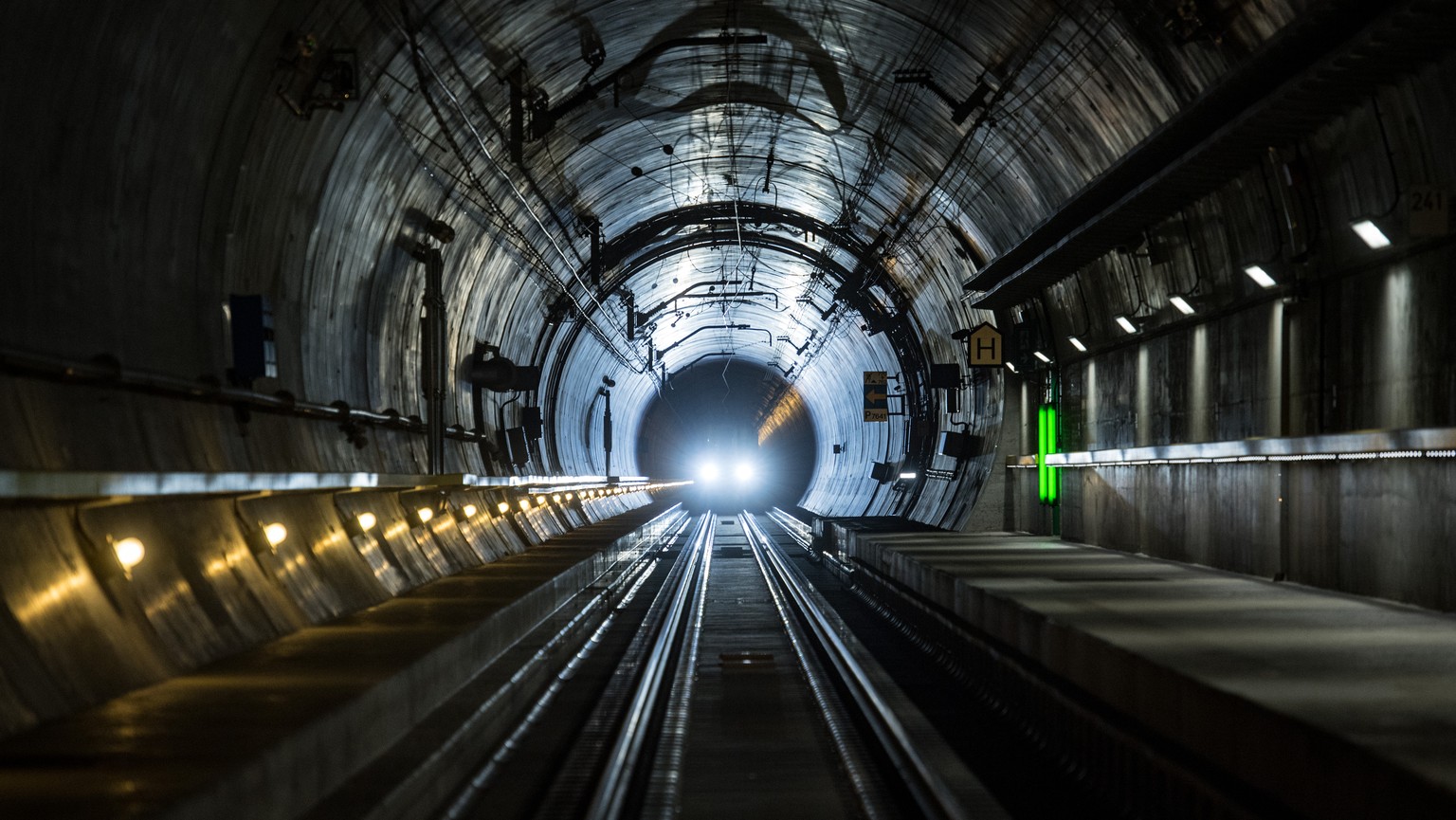 Blick in den Gotthard-Basistunnel waehrend Wartungsarbeiten, in der Nacht auf Dienstag, 14. August 2018 bei Faido Polmengo. (KEYSTONE/Ti-Press/Gabriele Putzu)