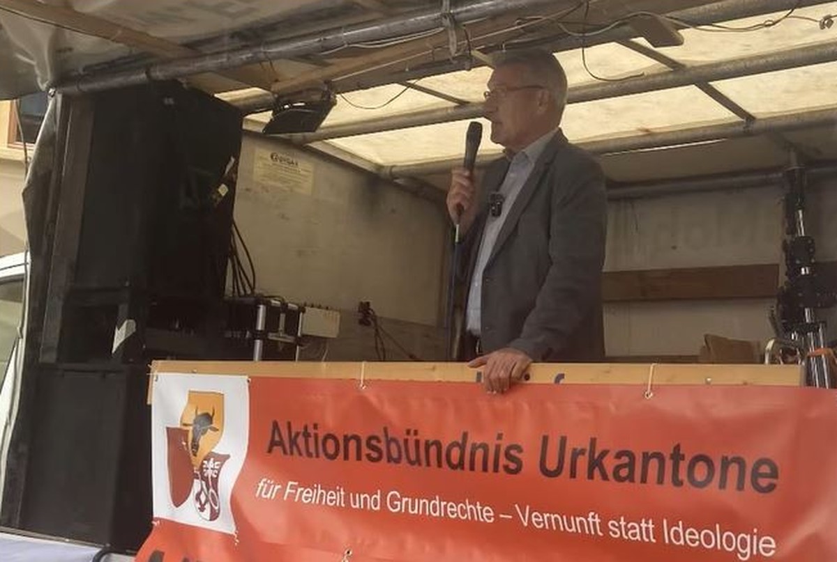 SVP-Ständerat Pirmin Schwander spricht an einer Demonstation gegen das Bundesasylzentrum Buosingen in der Gemeinde Arth. Die Demonstration wurde vom Aktionsbündnis Urkantone organisiert und von der Ju ...