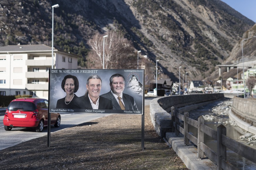 Ein Plakat der Kandidaten des Rechtsbuergerlichen Buendnisses, Sigrid Fischer-Willa, der bisherige Oskar Freysinger und Nicolas Voide, von links, fuer die Staatsratswahlen des Kantons Wallis, in Steg, ...