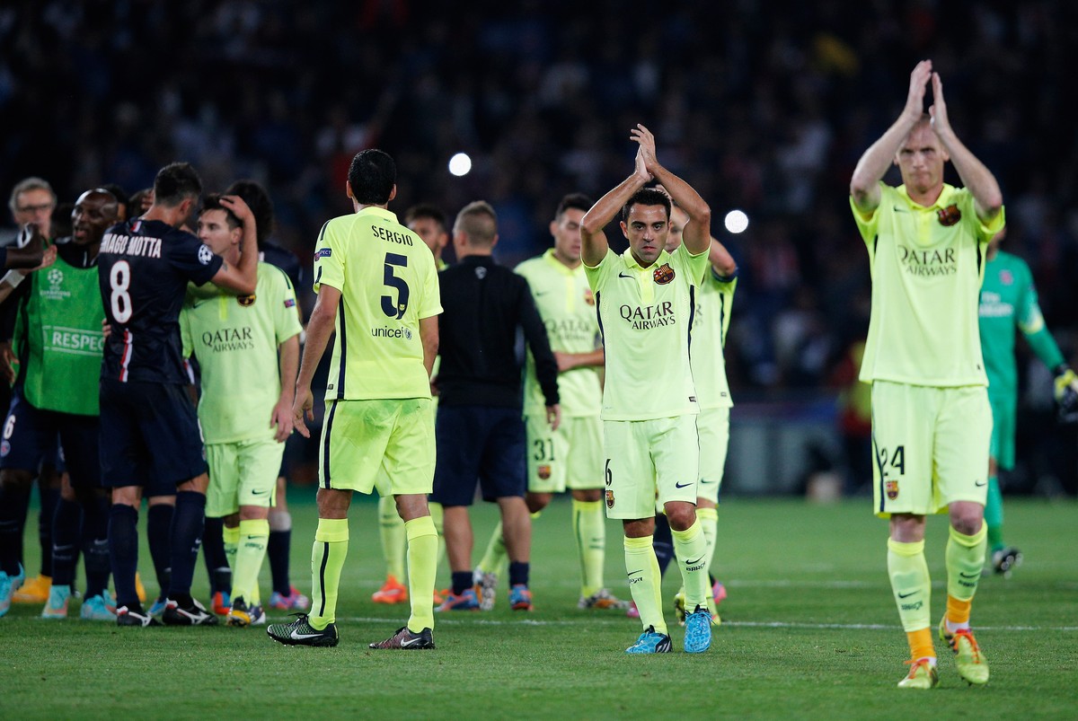 Xavi (Mitte) nach seinem Rekord.