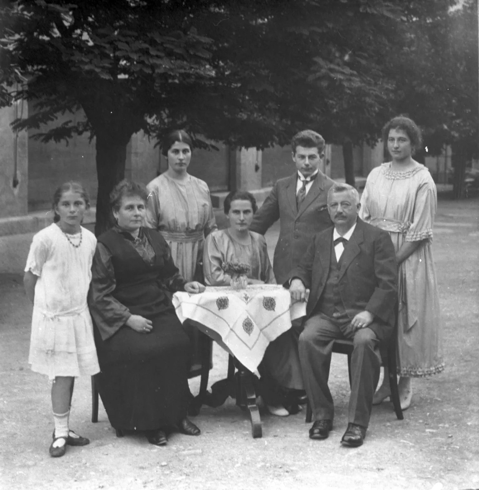 Die nächste Generation hält Einzug: Familienfoto mit Kindern und Enkeln des ersten Cheesmeyer, 1923.
https://www.agnhs.ch/sammlungAgnhs