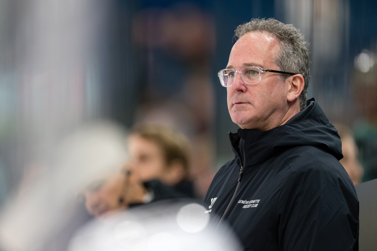 Servettes Cheftrainer Patrick Emond im Eishockey Qualifikationsspiel der National League zwischen dem EV Zug und Servette Geneve HC am Freitag, 1. Oktober 2021 in der Bossard Arena in Zug. (KEYSTONE/P ...