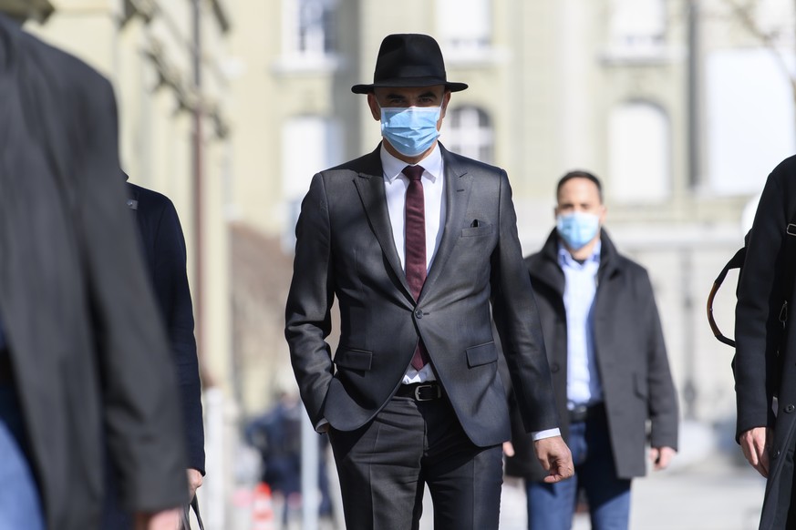 Bundesrat Alain Berset, auf dem Weg zur Medienkonferenz zu den neusten Massnahmen zur Bewaeltigung der Coronavirus-Pandemie im Anschluss an die Bundesratssitzung, am Freitag, 19. Maerz 2021 in Bern. ( ...