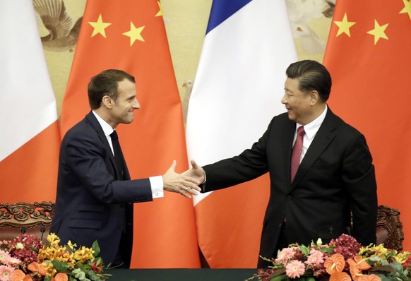 epa07975566 French President Emmanuel Macron (L) shakes hands with China&#039;s President Xi Jinping (R) after a joint news conference at the Great Hall of the People in Beijing, China. 06 November 20 ...