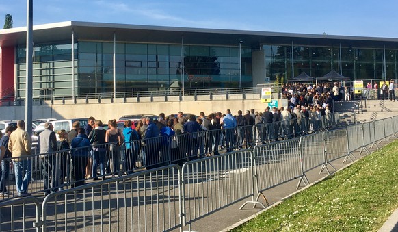 2500 Menschen strömen in die Event-Halle «Metropolis».