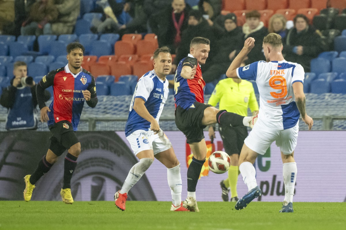 GCs Bradley Fink wird von Basels Taulant Xhaka, von rechts, mit gestrecktem Bein getroffen im Fussball Meisterschaftsspiel der Regular Season der Super League zwischen dem FC Basel 1893 und dem Grassh ...