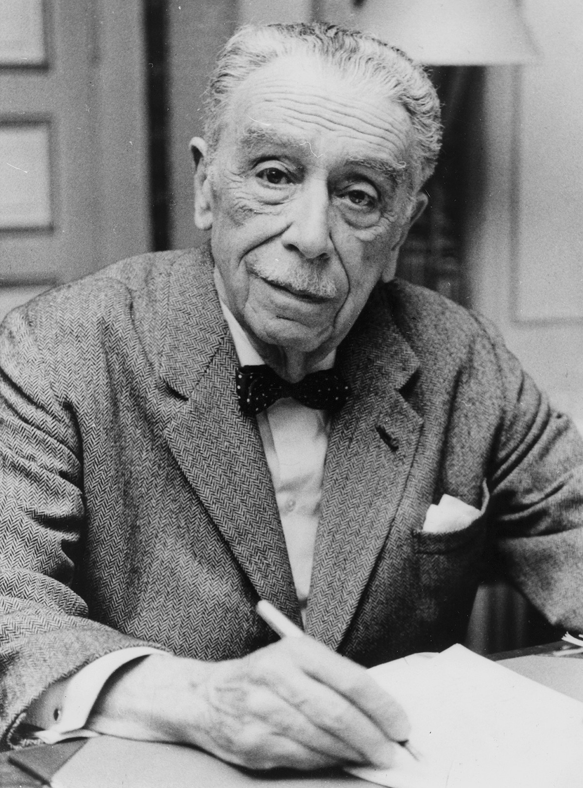 Jacques Chenevière à l'âge de 82 ans, 1968.
https://de.wikipedia.org/wiki/Datei:JacquesCheneviere1968_ICRC_AV-Archives_V-P-HIST-02864.jpg