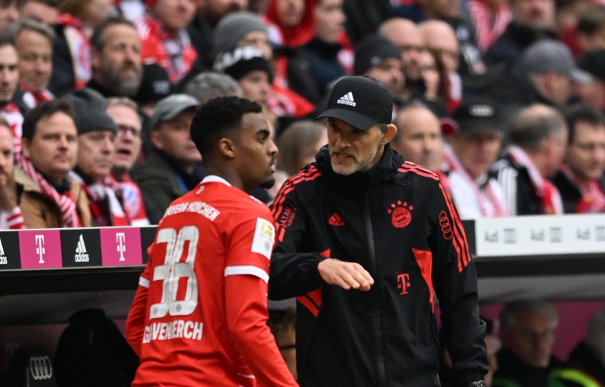 epa10573921 Munich&#039;s head coach Thomas Tuchel (R) speaks with Ryan Gravenberch during the Bundesliga soccer match between FC Bayern Munich and SG Hoffenheim in Munich, Germany, 15 April 2023. EPA ...