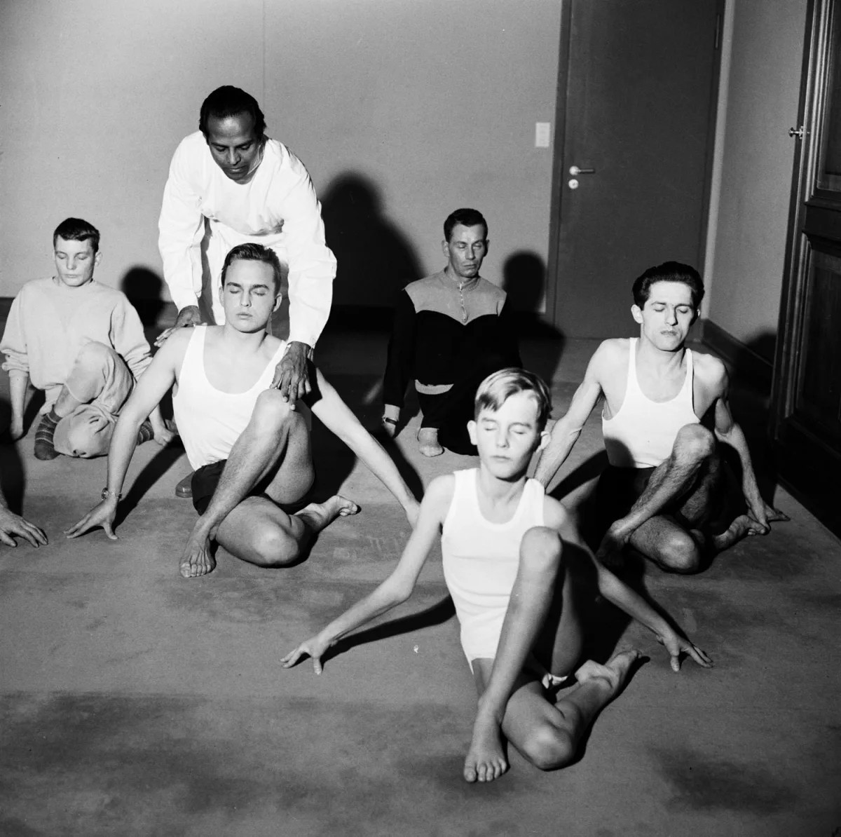 Eine Yogaklasse in der Schweiz im Jahr 1954.
https://ba.e-pics.ethz.ch/#main-search-text=yoga%20frau%20schweiz&amp;main-search-mode=and&amp;detail-asset=67abd16a-2c1a-4ba8-a1ec-8440ee6bf189