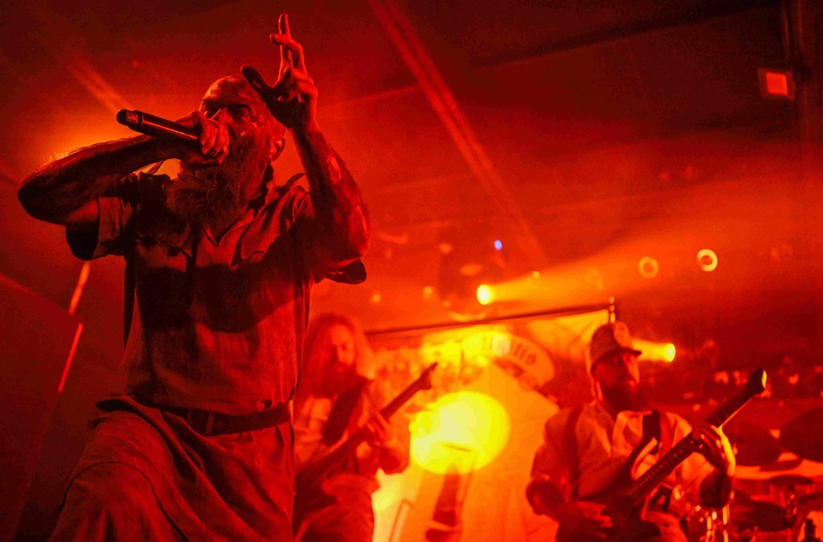 Le chanteur du groupe de metal ukrainien «1914», Dmytro Ternushchak, connu sous le nom de scène «Kumar», se produit sur scène lors d'un concert au club de musique Proxima à Varsovie, le 25 mars 2 ...