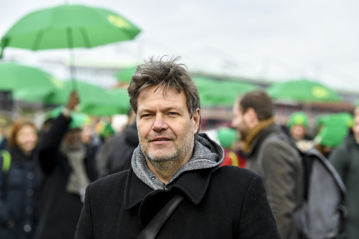 epa08235176 Chairman of German Alliance 90/The Greens party Robert Habeck after the photocall of the German Alliance 90/The Greens party 'Jetzt' prior to a 'Fridays for Future' dem ...