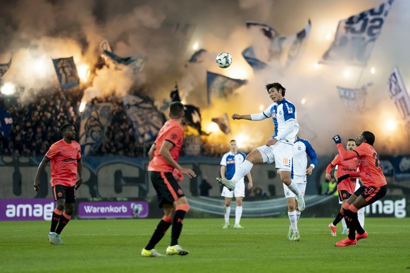 Lee Young-Jun (GC) (mitte) koepft den Ball im Fussball Cupspiel zwischen GC Zuerich und dem FC Zuerich am Dienstag, 3. Dezember 2024 im Stadion Letzigrund in Zuerich. (KEYSTONE/Til Buergy)