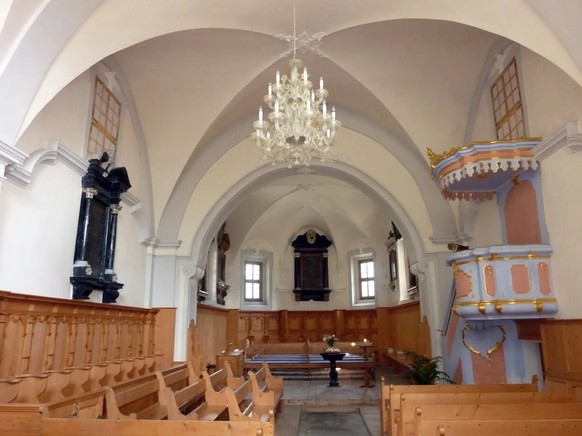 Das einfache Innere der Kirche widerspiegelt das dauerhafte Vermächtnis der italienischen Glaubensflüchtlinge in der Region.
https://commons.wikimedia.org/wiki/File:Soglio_Kirche_innen.jpg#/media/File ...