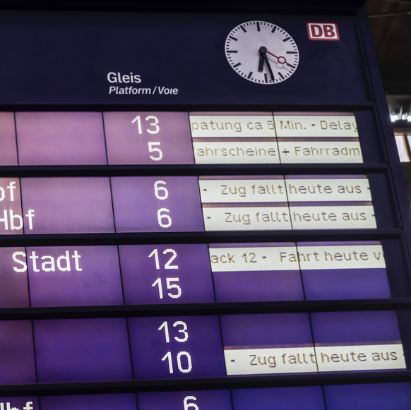 IMAGO / Arnulf Hettrich

Zugausfälle. Anzeigentagel im Hauptbahnhof Stuttgart. // 02.04.2024: Stuttgart, Baden-Württemberg, Deutschland, Europa *** Train cancellations display board at Stuttgart main  ...