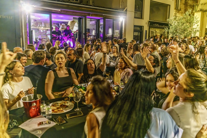 Live Musik in der Altstadt von Bastia am Wochende, Party, Korsika, Frankreich, Europa Live Musik in der Altstadt von Bastia am Wochende, Party, Korsika, Frankreich, Europa *** Live music in the old to ...
