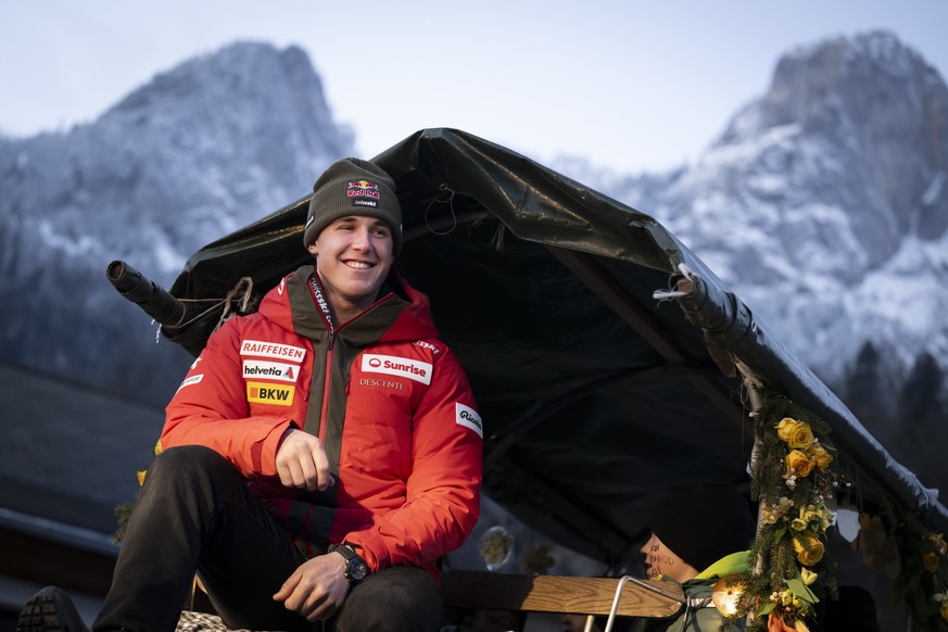 Franjo von Allmen, der zweifache WM-Goldmedaillengewinner, posiert auf einem Anhaenger kurz vor seinem Empfang, am Freitag, 14. Februar 2025 in Boltigen. Franjo von Allmen hat bei der FIS Ski Alpin WM ...