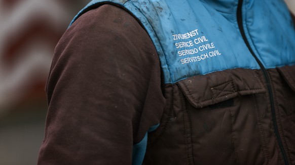 ZUM ZIVILDIENST TAETIGKEITSBEREICH UMWELT- UND NATURSCHUTZ STELLEN WIR IHNEN HEUTE, DIENSTAG, 24. JANUAR 2017, FOLGENDES BILDMATERIAL ZUR VERFUEGUNG --- The uniform of an alternative civilian servic ...