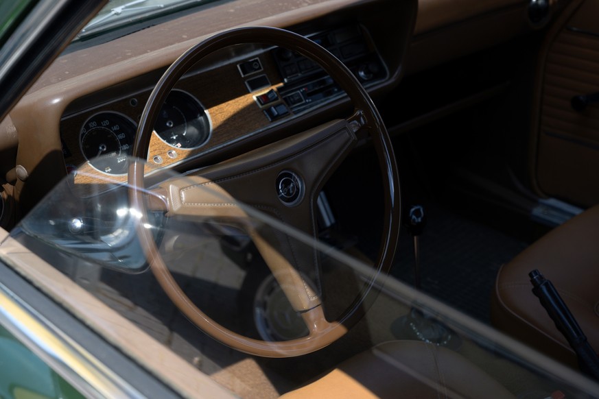 ford capri interieur armaturen lenkrad auto retro motor shutterstock