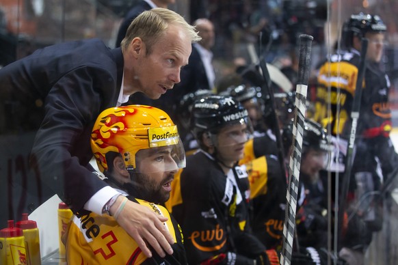 SCB Cheftrainer Johan Lundskog und sein PostFinance Top Scorer Cory Conacher im Eishockey Meisterschaftsspiel der National League zwischen dem SC Bern und den SCL Tigers, am Freitag, 17. September 202 ...