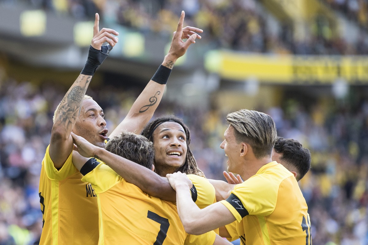YBs Guillaume Hoarau , Miralem Sulejmani, Kevin Mbabu und Christian Fassnacht, von links, feiern den Treffer zum 1:0 im Fussball Meisterschaftsspiel der Super League zwischen den Berner Young Boys und ...