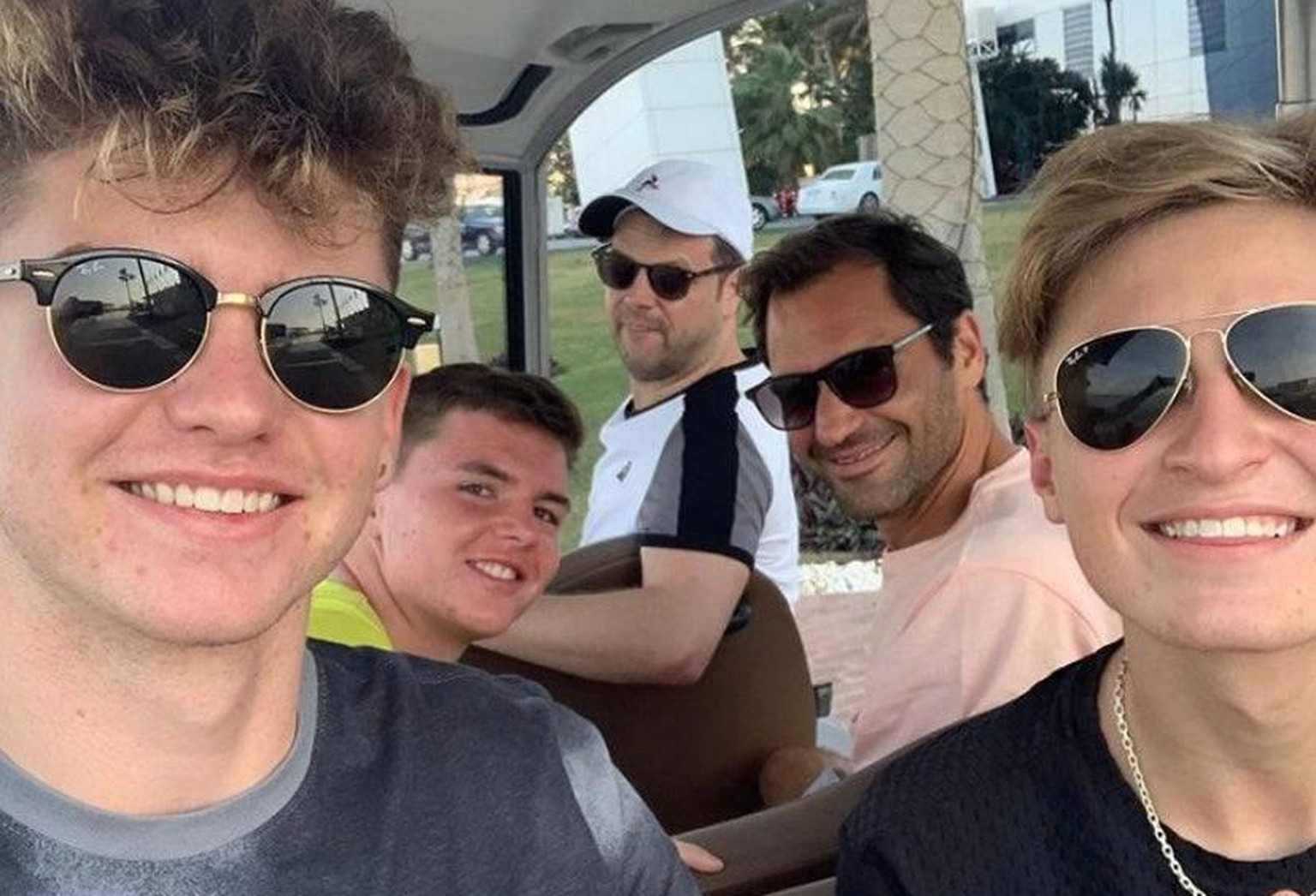 Jérôme Kym, Dominic Stricker, Severin Lüthi, Roger Federer und Leandro Riedi (von links nach rechts) Anfang Januar in Dubai.