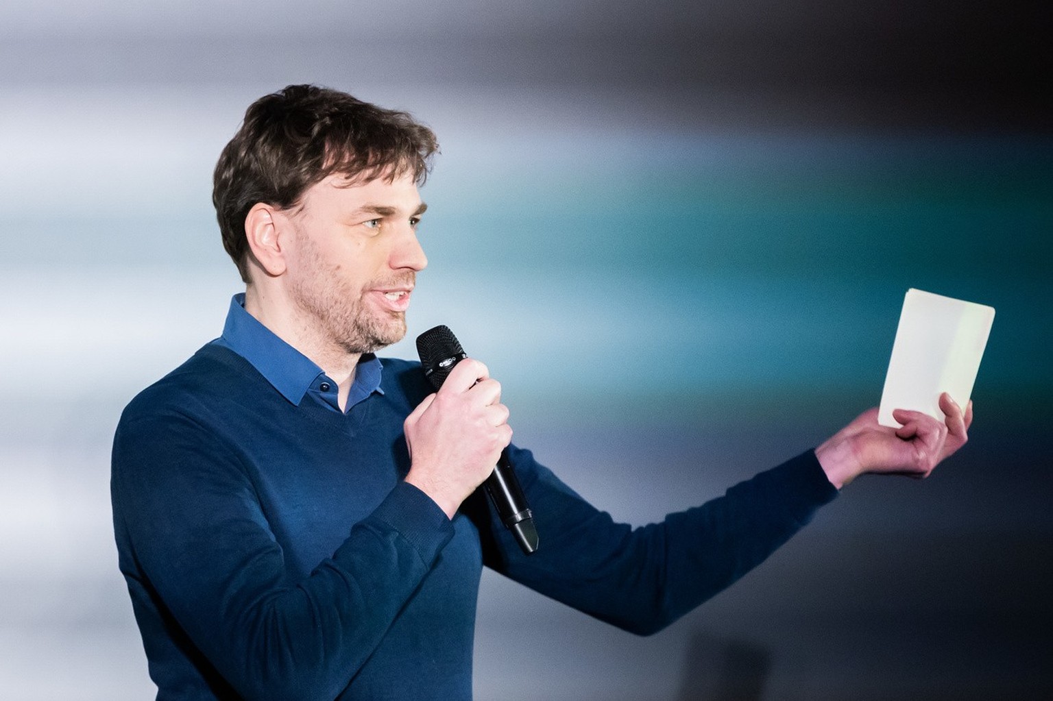 ARCHIV - 06.02.2024, Berlin: Stefan Gelbhaar (B�ndnis 90/Die Gr�nen), Mitglied des Deutschen Bundestages aus dem Wahlkreis 076 Berlin-Pankow, spricht bei einer Wahlkampfveranstaltung der Gr�nen zur Te ...
