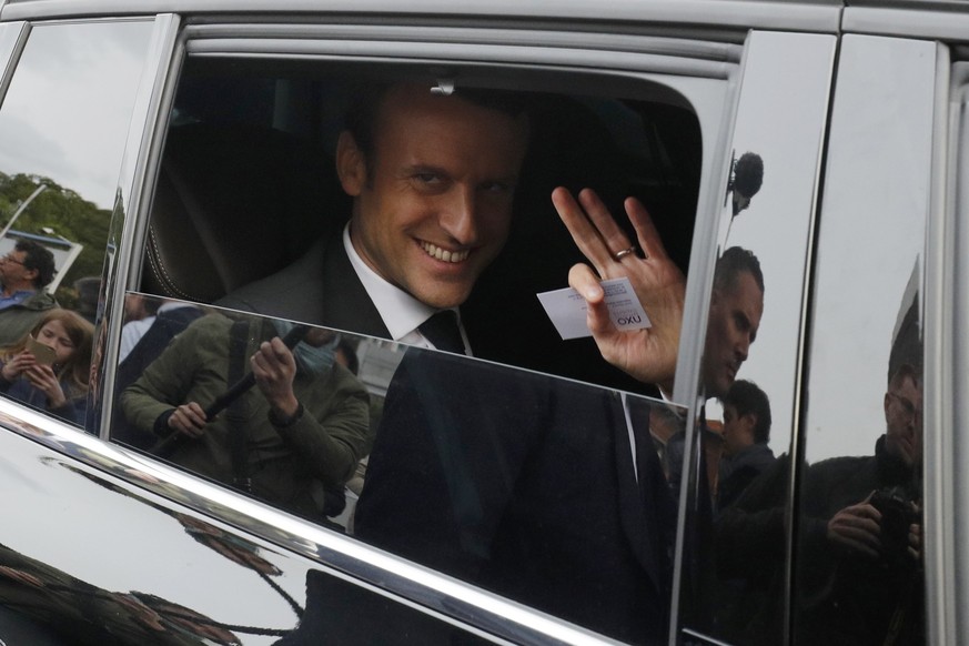 epa05927566 French presidential election candidate for the En Marche ! movement Emmanuel Macron waves from his car during a visit to the Raymond Poincare hospital in Garches, outside Paris, France, 25 ...