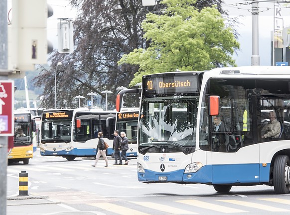 In Luzern ist ein Mann von einem Bus der Verkehrsbetriebe erfasst und tödlich verletzt worden. (Archivbild)