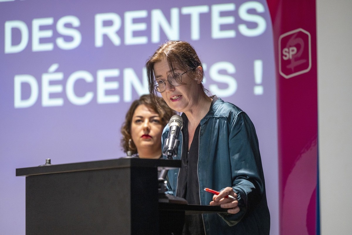 Begruessung durch Tamara Funiciello (links) und Martine Docourt (rechts), Co-Praesidentinnen SP Frauen Schweiz anlaesslich der Mitgliederversammlung der SP Frauen Schweiz, fotografiert am Samstag, 10. ...