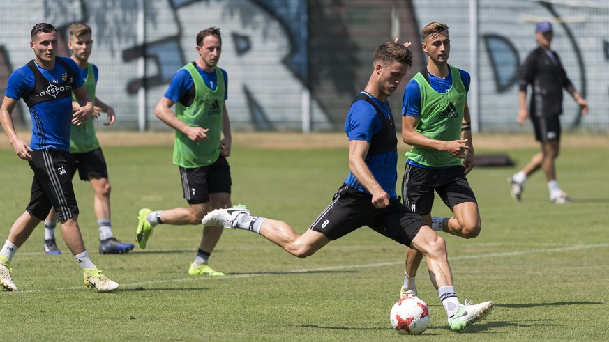 Ricky van Wolfswinkel schiesst ein Tor beim Trainingsstart des FC Basel 1893 auf den Trainingsplaetzen St. Jakob in Basel am Donnerstag, 22. Juni 2017. (KEYSTONE/Georgios Kefalas)