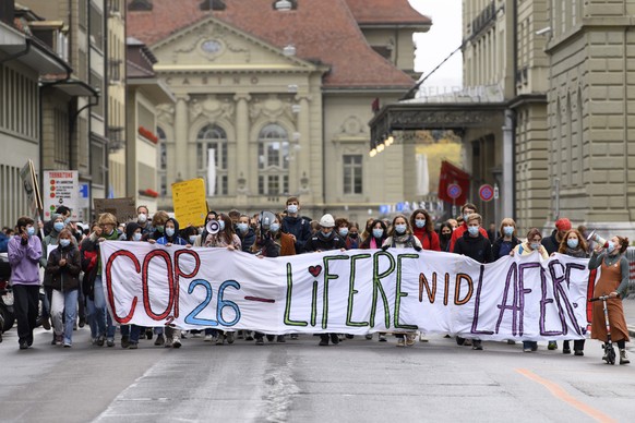 Personen protestieren an der Demonstration der Internationaler Klimastreik, am Freitag, 22. Oktober 2021, in Richtung des Bundesplatz, in Bern. (KEYSTONE/Anthony Anex)