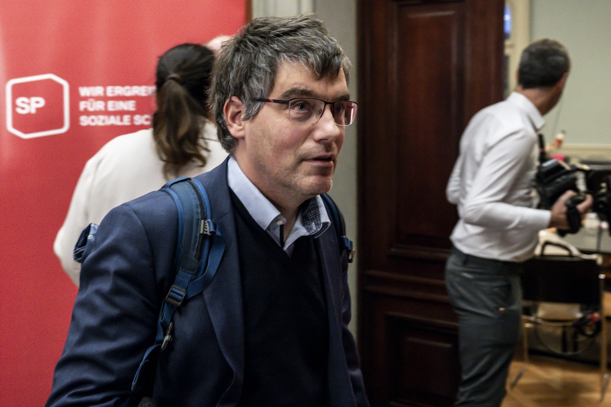 Nationalrat Roger Nordmann, SP-VD, verlaesst die Fraktionssitzung ueber das SP Ticket zur Nachfolge von Bundespraesident Alain Berset an der Bundesratswahl vom 13. Dezember, am Freitag, 24. November 2 ...