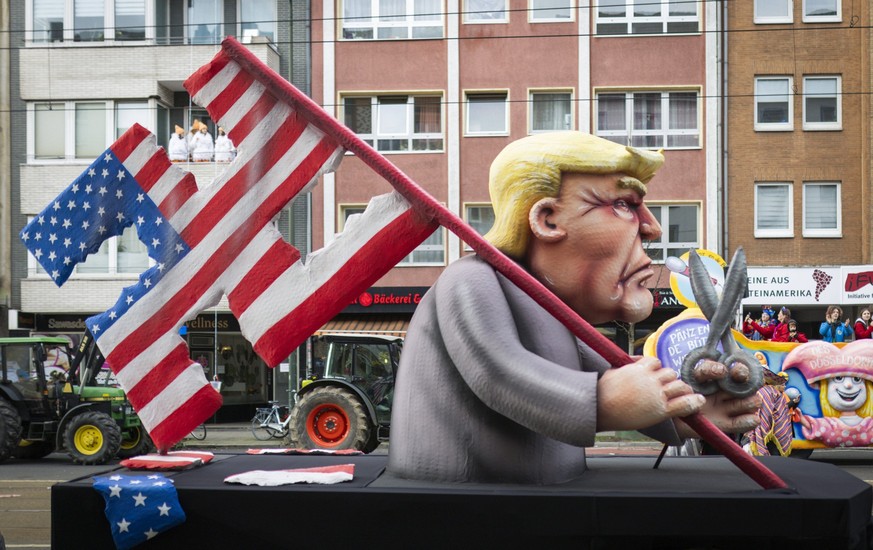 News Bilder des Tages Karneval Duesseldorf, Germany. 12th Feb 2024. Im Foto vom 12.02.2024: Ex-US-Praesident Donald Trump, der die amerikanische Flagge in die Form des Hakenkreuzes geschnippelt hat Di ...