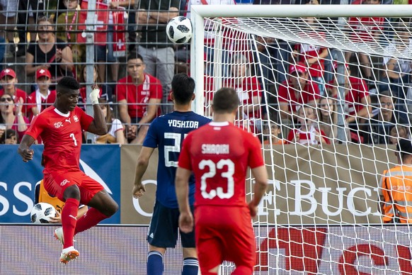 Schweiz Breel Embolo, links, koepfelt an den Pfosten im Fussball WM Vorbereitungs-Spiel 2018 zwischen der Schweiz und Japan, im Stadion Stadio di Cornaredo in Lugano, am Freitag, 08. Juni 2018. (PPR/C ...