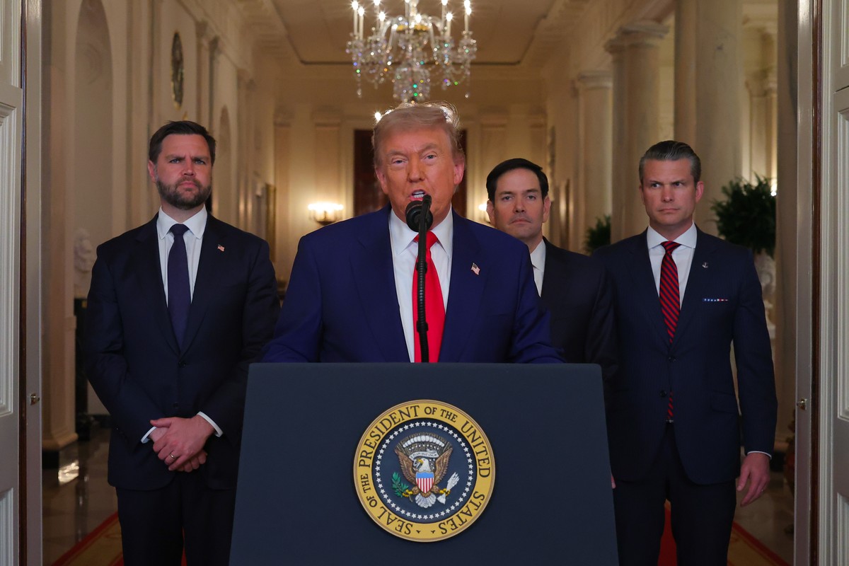 epa12190378 US President Donald Trump (2-L) with US Secretary of Defense Pete Hegseth (R), US Vice President JD Vance (L) and US Secretary of State Marco Rubio (2-R) delivers an address to the nation  ...