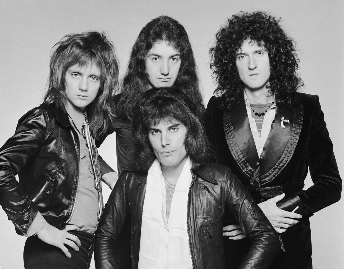 British rock band Queen, circa 1975. Clockwise from front, singer Freddie Mercury (1946 - 1991), drummer Roger Taylor, bassist John Deacon and guitarist Brian May. (Photo by Terry O'Neill/Hulton  ...