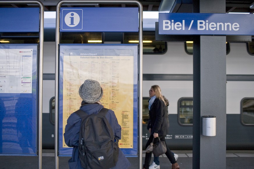 ARCHIV --- ALS VORSCHAU ZUM BEVORSTEHENDEN FAHRPLANWECHSEL DER SBB AM SONNTAG, 10. DEZEMBER 2017, STELLEN WIR IHNEN FOLGENDES BILDMATERIAL ZUR VERFUEGUNG --- Eine Frau liest am 27. November 2009 im Ba ...