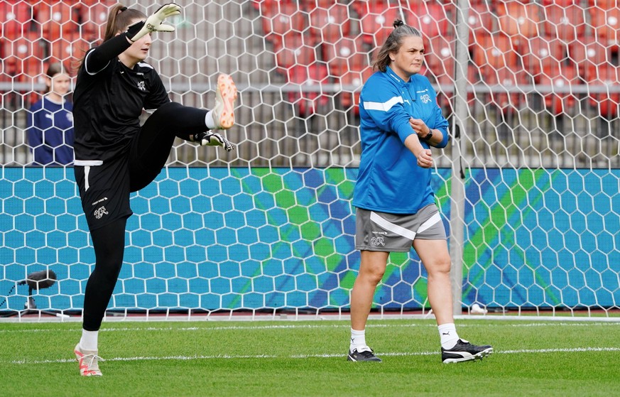 Anton Geisser 05.04.2024 Stadion Letzigrund. Fussball Frauen EM Qualifikationsspiel Schweiz-Tuerkei 3:1 Bild : Elvira Herzog Torhueterin SUI - Nadine Angerer GER Torhuetertrainerin Aktion *** Anton Ge ...