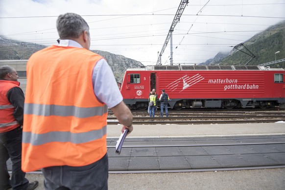 Rescue workers stand next to the crashed train with 30 injured passengers at the Andermatt train station in the Canton of Uri, Switzerland, on Monday, September 11, 2017. (KEYSTONE/Urs Flueeler)

Rett ...