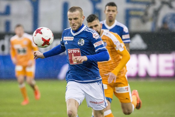 Luzernâs Christian Schneuwly, links, im Spiel gegen GCs Manus Dabbur, rechts, im Rueckrunden Fussball Meisterschaftsspiel der Super League zwischen dem FC Luzern (FCL) und dem Grasshopper Club Zueri ...