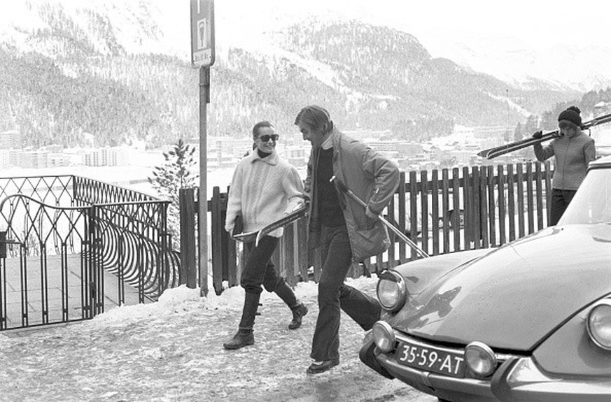 L'actrice française d'origine allemande Romy Schneider (Rosemarie Magdalena Albach-Retty) marchant dans les rues de Saint-Moritz avec un ami.  Saint-Moritz, 1971 (Photo de Gianni Girani/Reporters Associati & Arch ...