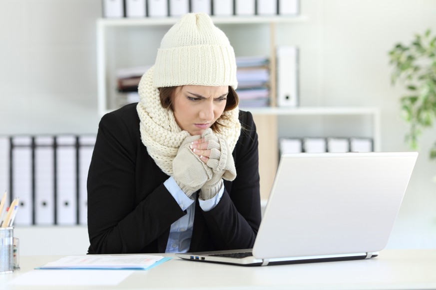 Frierende Frau im Büro (Symbolbild)