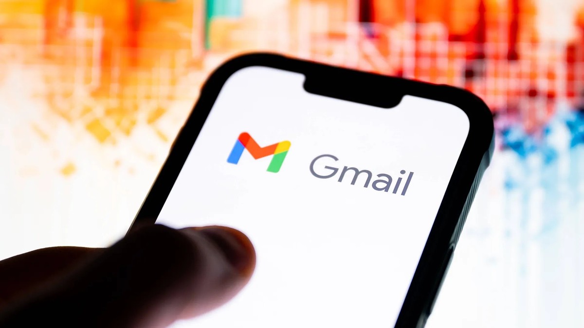 Google a lancé son service de messagerie électronique le 1er avril 2004.