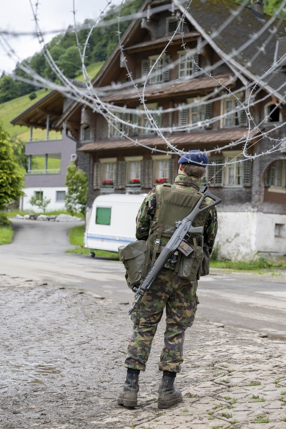 Soldaten der Schweizer Armee ueberwachen das Gelaende der Helikopter Basis in Obbuergen, anlaesslich einer Medienfuehrung durch die Sicherheitsvorkehrungen der Nidwaldener Kantonspolizei und der Schwe ...