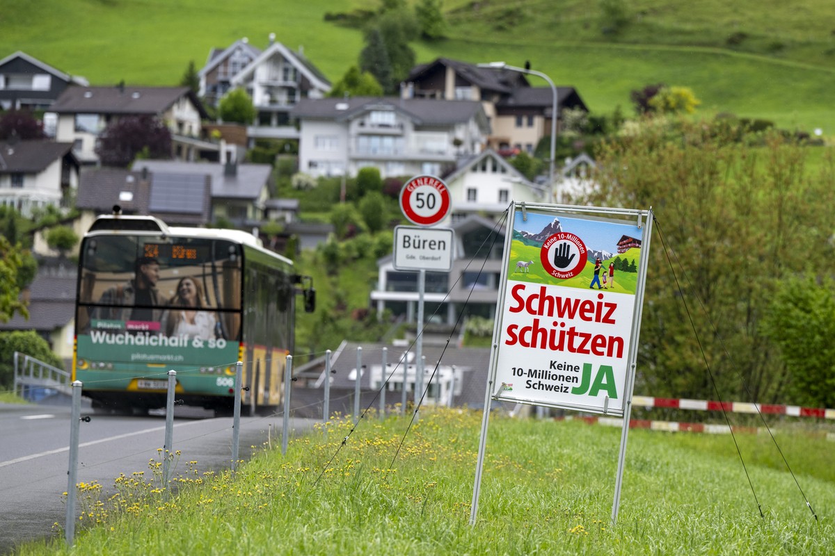 Ein Abstimmungsplakat der SVP zur Eidgenoessischen Volksinitiative: Keine 10-Millionen-Schweiz! (Nachhaltigkeitsinitiative) am Montag, 11. Mai 2026 in der Gemeinde Bueren im Kanton Nidwalden. (KEYSTON ...