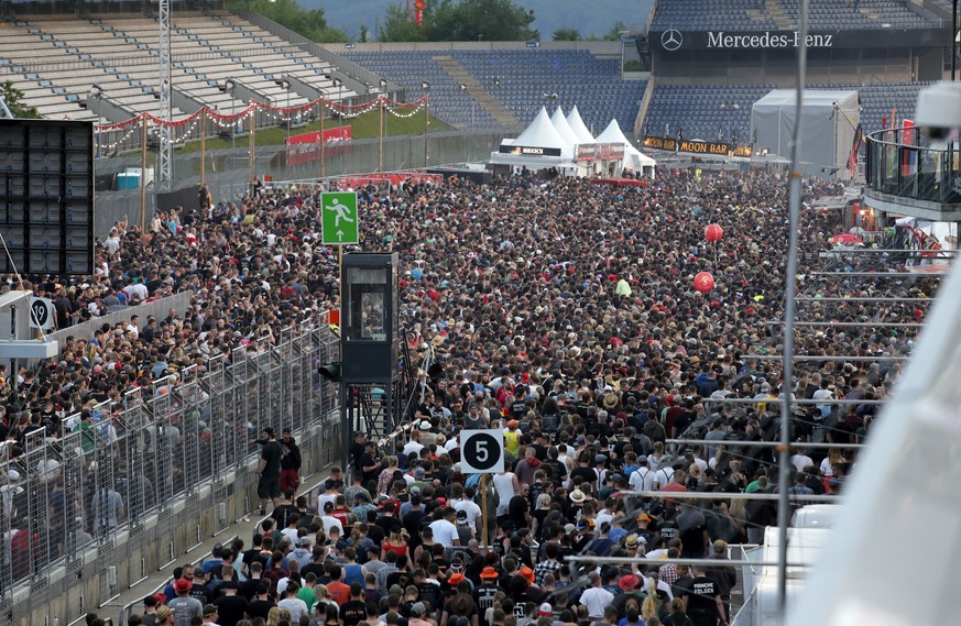 epa06006909 Festivalgoers leave the site of the &#039;Rock am Ring&#039; festival at the Nuerburgring circuit after a terrorist threat warning in Nuerburg, Germany, 02 June 2017. The 32th edition of t ...