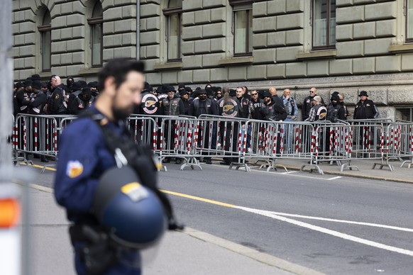 Mitglieder der Hells Angels stehen vor dem Gerichtsgebaeude, waehrend dem Prozess um die Auseinandersetzung der Motorradclubs Hells Angels und Bandidos, am Montag, 30. Mai 2022 in Bern. (KEYSTONE/Stri ...