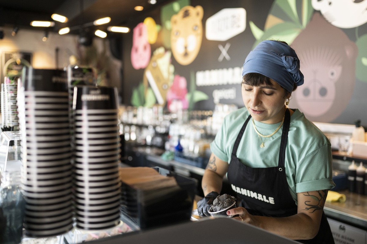 Jeanne-Vera Bourguignon fuellt ein Glacebecher von Nanimale Gelati in einem "Pop-Up-Projekt" in der Plaza Bar, aufgenommen am Mittwoch, 6. Juli 2022 in Zuerich. (KEYSTONE/Ennio Leanza)